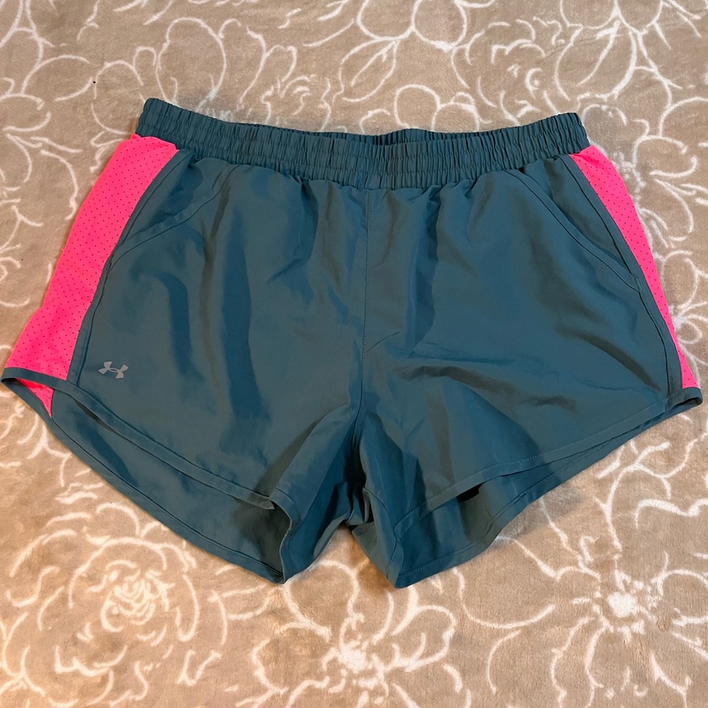 UNDER AMOUR - Running shorts
Teal/pink - Size L